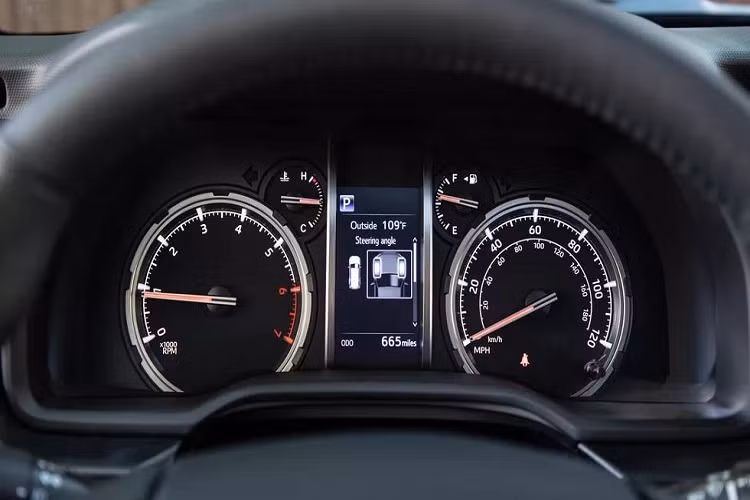 Ngoài hệ thống thông tin giải trí mới và gói tính năng an toàn, TRD Pro được bổ sung gói trang bị tiêu chuẩn, gồm kiểm soát nhiệt độ tự động, chìa khóa điều khiển từ xa với khởi động bằng nút bấm, hệ thống xả đặc trưng TRD.