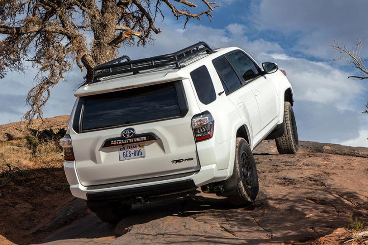 Tính năng an toàn cũng được bổ sung, gồm cảnh báo va chạm trước, phanh trước tự động, kiểm soát hành trình thích ứng, cảnh báo chệch làn, và pha tự động.