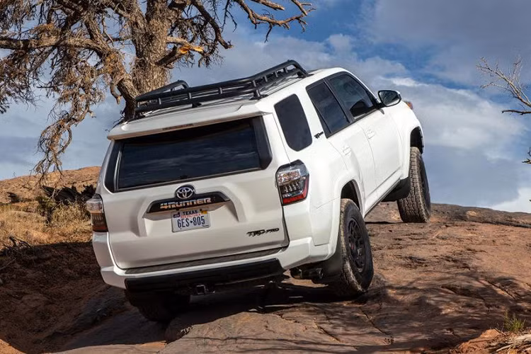 Tính năng an toàn cũng được bổ sung, gồm cảnh báo va chạm trước, phanh trước tự động, kiểm soát hành trình thích ứng, cảnh báo chệch làn, và pha tự động.