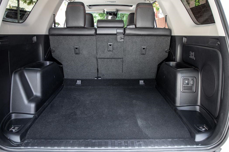 Với việc hỗ trợ thêm Apple CarPlay và loạt tính năng tiêu chuẩn, giá bán 4Runner 2020 được nhận xét hợp lý. Tuy nhiên, nếu không quá chú trọng các tính năng này, người dùng có thể chọn Toyota 4Runner 2019 với giá mềm hơn.