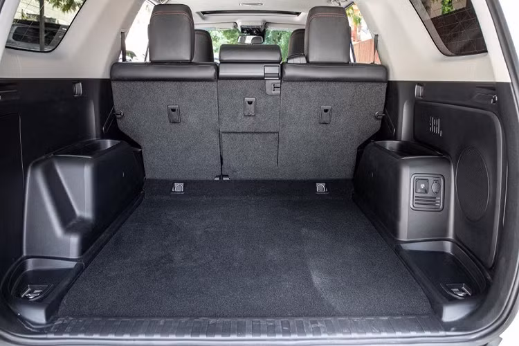 Với việc hỗ trợ thêm Apple CarPlay và loạt tính năng tiêu chuẩn, giá bán 4Runner 2020 được nhận xét hợp lý. Tuy nhiên, nếu không quá chú trọng các tính năng này, người dùng có thể chọn Toyota 4Runner 2019 với giá mềm hơn.