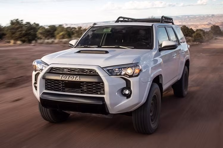 Để trấn an các fan, hãng xe Nhật Bản nâng cấp nhẹ Toyota 4Runner 2020 mới, bổ sung trang bị tiêu chuẩn như màn hình thông tin giải trí cảm ứng 8 inch mới hỗ trợ Apple CarPlay và Android Auto, thêm hai cổng USB.