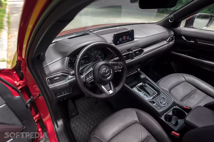 Về nội thất, màn hình hiển thị trung tâm cảm ứng giờ đây đã được phát triển từ 7 lên thành 8-inch. Bên cạnh đó, độ ồn và rung lắc của xe cũng được Mazda đặc biệt quan tâm và khắc phục với các vật liệu cách âm tốt hơn.