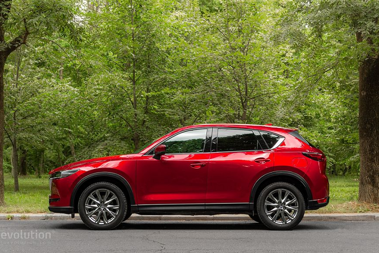 Và tới phiên bản Mazda CX-5 2020 mới, nét nâng cấp đáng kể nhất đến từ sự cải tiến của phần mềm dành cho hệ dẫn động AWD i-Activ. Cụ thể, một vài mã hóa bổ sung sẽ tăng cường khả năng vận hành trên các địa hình xấu, giúp tối ưu hóa khả năng off-road cho CX-5.