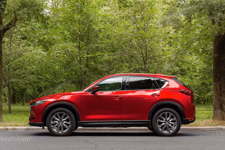 Và tới phiên bản Mazda CX-5 2020 mới, nét nâng cấp đáng kể nhất đến từ sự cải tiến của phần mềm dành cho hệ dẫn động AWD i-Activ. Cụ thể, một vài mã hóa bổ sung sẽ tăng cường khả năng vận hành trên các địa hình xấu, giúp tối ưu hóa khả năng off-road cho CX-5.