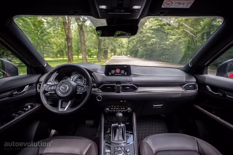 Theo công bố, giá xe Mazda CX-5 2020 với động cơ SkyActiv-G 2.5 lít và hệ dẫn động AWD sẽ có thêm một phiên bản đặc biệt với tên gọi 25S Silk Beige Selection bán ra từ 3.195.500 Yên (675 triệu đồng), đắt hơn bản 25S Proactive – 3.085.500 Yên (650 triệu đồng) và biến thể 25S – 2.849.000 Yên (600 triệu đồng).