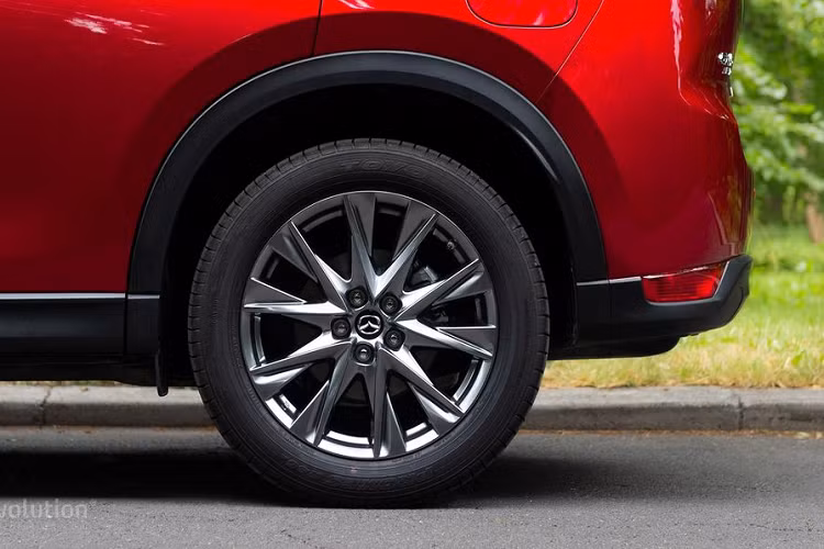 Gói trang bị này sẽ thêm thắt cho CX-5 những đường crom sáng bóng tại cả mắt trước và sau bao gồm thanh gá đồ trên nóc, thảm lót sàn thích ứng mọi thời tiết, và tấm trải sàn cùng với số tiền kèm thêm 125.500 Yên (tương đương 26,5 triệu đồng). Ngoài ra, ốp gương Đen Brilliant và vành nhôm 17-inch là 2 tùy chọn được Mazda cung cấp thêm.