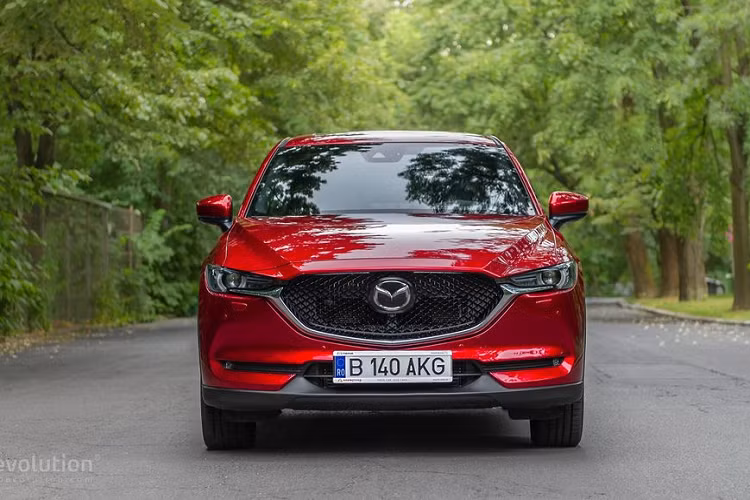 Với phiên bản này, khách hàng sẽ sở hữu một màu sơn bắt mắt, đi kèm với đó là sự mềm mại của chất liệu nội thất cao cấp Gran Lux Suede cũng như hệ thống đèn LED. Về động cơ, Mazda CX-5 2020 tại Nhật Bản được cung cấp 2 tùy chọn là khối máy Twin-Turbo Xăng SkyActiv-G 2.0 và Dầu SkyActiv-D 2.2, cả hai đều kết nối với hộp số AT SkyActic-Drive tiêu chuẩn.