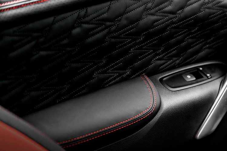 Không chỉ dừng lại ở ngoại thất, âm hưởng của Maybach còn được Kahn Design thể hiện ở bên trong nội tất. Những loại da mềm mại và cao cấp nhất đã được hãng sử dụng để bọc cho toàn bộ các ghế ngồi, bảng táp-lô, các tấm ốp cửa và bệ tì tay trung tâm. Trên những bề mặt bọc da này là các đường chỉ chần màu đỏ tương phản và đầy tinh xảo như những chiếc xe siêu sang Mercedes-Maybach thực thụ.