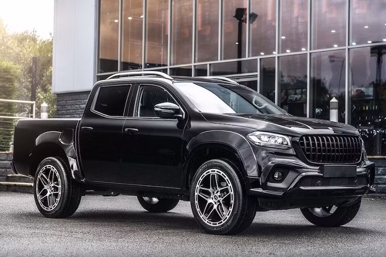 Dù dựa trên nền tảng Navara nhưng do là một chiếc Mercedes thực thụ, X-Class vốn cũng đã được trang bị đầy đủ các tiện nghi khác nhau. Với phiên bản X 350 được Kahn Design độ lại, khách hàng sẽ có sẵn dàn âm thanh 8 loa, hàng ghế trước chỉnh điện và có sưởi, hệ thống thông tin giải trí với định vị vệ tinh, kết nối Bluetooth, radio DAB, giữ ga tự động, đèn pha tự động, cảm biến gạt mưa, cảm biến đỗ xe cùng một loạt các trang bị an toàn khác.