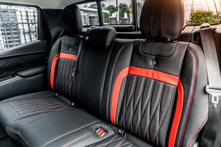 Ở phần đầu, Kahn Design đã sử dụng thiết kế lưới tản nhiệt tương tự như các dòng Mercedes-Maybach. Tuy nhiên do toàn bộ thân xe được sơn màu đen, điều này khó nhận biết hơn do lưới tản nhiệt của Maybach thường mạ chrome các nan dọc.