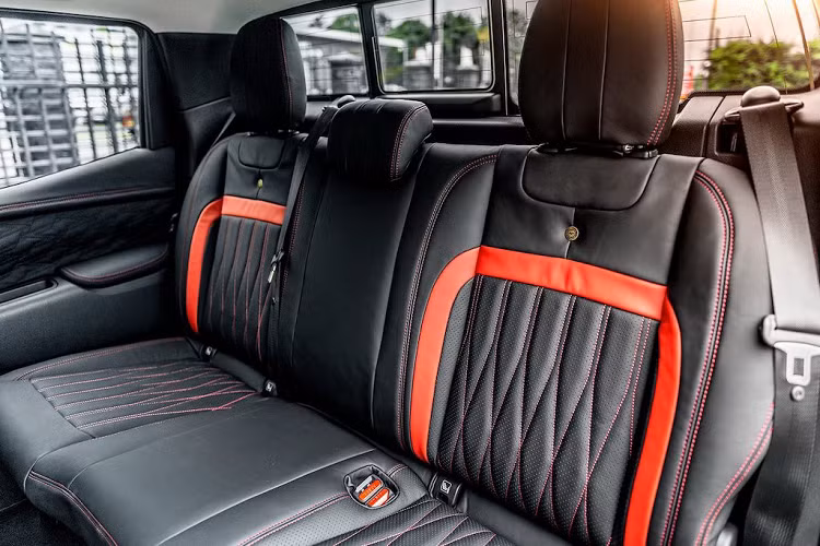 Ở phần đầu, Kahn Design đã sử dụng thiết kế lưới tản nhiệt tương tự như các dòng Mercedes-Maybach. Tuy nhiên do toàn bộ thân xe được sơn màu đen, điều này khó nhận biết hơn do lưới tản nhiệt của Maybach thường mạ chrome các nan dọc.