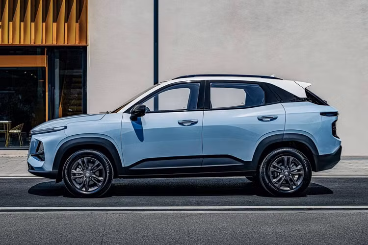 Bên sườn, Baojun RS-3 có những chi tiết thiết kế đáng chú ý như nẹp nhựa màu đen bao quanh thân xe và nóc được thiết kế như nằm lơ lửng nhờ các cột sơn màu đen bóng. Thêm vào đó là bộ vành hợp kim 5 chấu kép và sơn ngoại thất phối 2 màu khá thời trang.