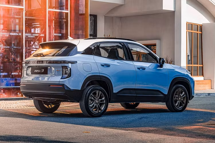 Baojun RS-3 2020 phối 2 màu sơn khá đẹp mắt. Thiết kế đuôi xe của mẫu SUV cỡ B này cũng ấn tượng không kém với cụm đèn hậu chia đôi, tương tự đèn pha và gợi liên tưởng đến MPV Baojun RM-5 mới.