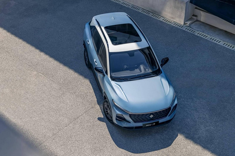 Cung cấp sức mạnh cho Baojun RS-3 là khối động cơ xăng 4 xi-lanh, hút khí tự nhiên, dung tích 1,5 lít, sản sinh công suất tối đa 150 mã lực. Động cơ này kết hợp với hộp số CVT hoặc hộp số sàn 6 cấp. Tại thị trường Trung Quốc, giá xe Baojun RS-3 với 4 bản trang bị bán ra từ 71.800 - 89.800 Nhân dân tệ (khoảng 236 - 295 triệu đồng). Xe sẽ cạnh tranh với những đối thủ như Hyundai ix25 hay Honda XR-V.