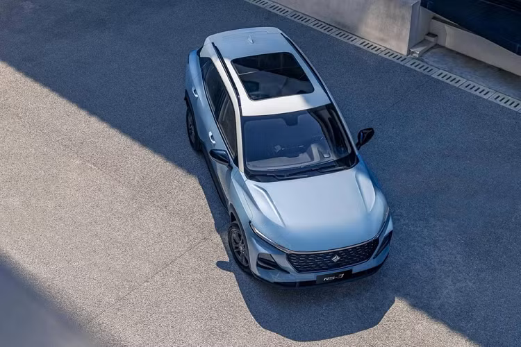 Cung cấp sức mạnh cho Baojun RS-3 là khối động cơ xăng 4 xi-lanh, hút khí tự nhiên, dung tích 1,5 lít, sản sinh công suất tối đa 150 mã lực. Động cơ này kết hợp với hộp số CVT hoặc hộp số sàn 6 cấp. Tại thị trường Trung Quốc, giá xe Baojun RS-3 với 4 bản trang bị bán ra từ 71.800 - 89.800 Nhân dân tệ (khoảng 236 - 295 triệu đồng). Xe sẽ cạnh tranh với những đối thủ như Hyundai ix25 hay Honda XR-V.