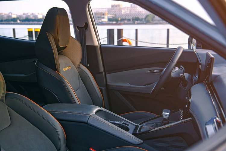 Thuộc phân khúc SUV cỡ B, Baojun RS-3 sở hữu chiều dài 4.305 mm, rộng 1.748 mm, cao 1.597 mm và chiều dài cơ sở 2.550 mm. Theo nhà sản xuất, kích thước này đủ để mang đến không gian nội thất rộng rãi cho cả người dùng lẫn đồ đạc đi kèm.