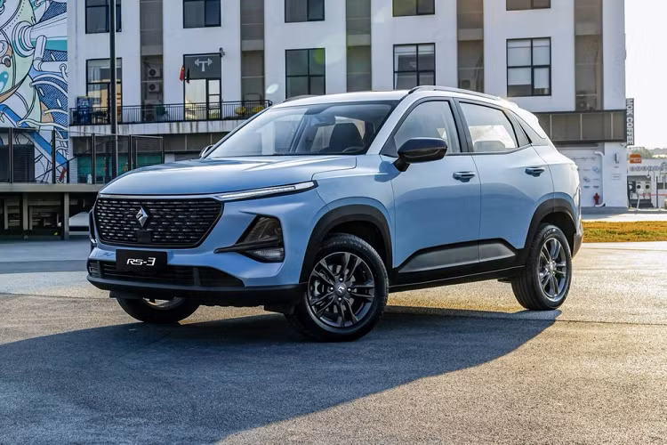 Baojun - thương hiệu con tại Trung Quốc của tập đoàn General Motors - đã tung ra một mẫu SUV cỡ B mới mang tên RS-3 ở thị trường ôtô lớn nhất thế giới. Baojun RS-3 2020 mới là mẫu xe thứ 4 trong danh mục sản phẩm mới đã được giới thiệu trong năm nay của thương hiệu Baojun, sau SUV cỡ C RS-5, MPV RM-5 và sedan RC-6.