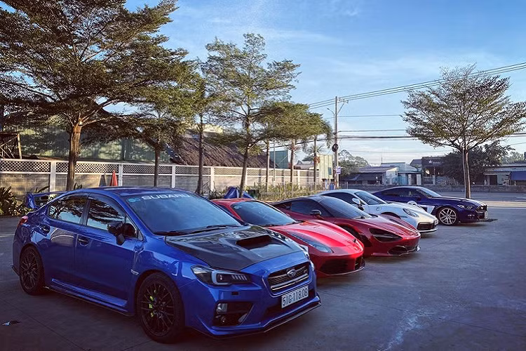 Vào sáng sớm ngày 16/12/2019 vừa qua, một đoàn siêu xe đắt tiền tập trung ở đại lộ Nguyễn Văn Linh, quận 7, TP HCM trước khi xuất phát đi Phan Thiết, Nha Trang và dừng chân tại Quy Nhơn, một thành phố ven biển miền Trung Việt Nam của tỉnh Bình Định.