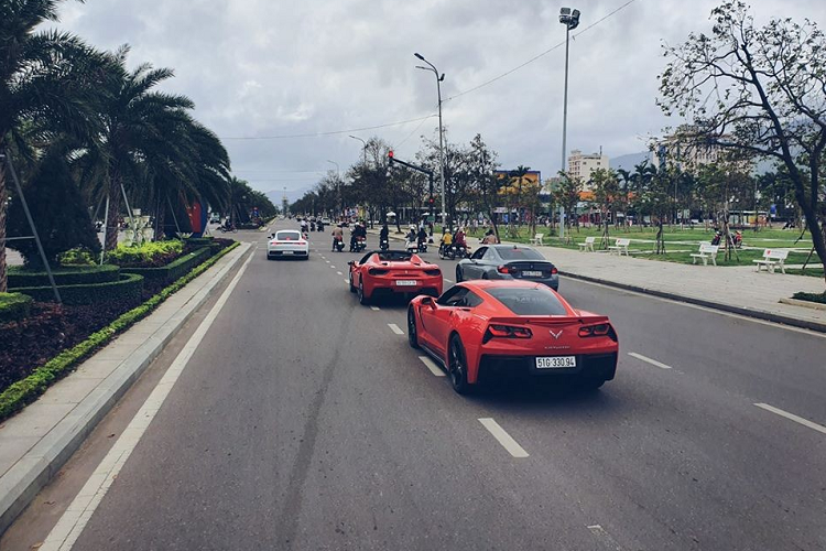 Dàn siêu xe và xe thể thao dừng chân tại Bàu Trắng, Phan Thiết. Nơi đây được ví như Dubai Việt Nam do có con đường đẹp và hai bên là cát trắng. Siêu SUV Lamborghini Urus của Nha Trang cũng gia nhập đoàn siêu xe và xe thể thao di chuyển về Quy Nhơn