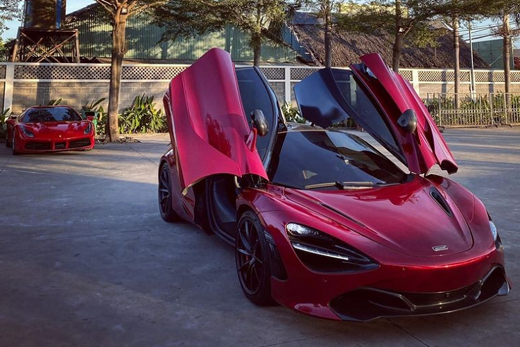 Dàn siêu xe và xe thể thao của Cường Đô la cùng những người bạn tại một quán cơm tấm nổi tiếng trên cao tốc Long Thành - Dầu Giây sáng ngày 16 tháng 12. McLaren 720S và Ferrari 488 Spider là hai siêu xe hiếm hoi góp mặt trong hành trình từ Sài Gòn đi Đà Nẵng