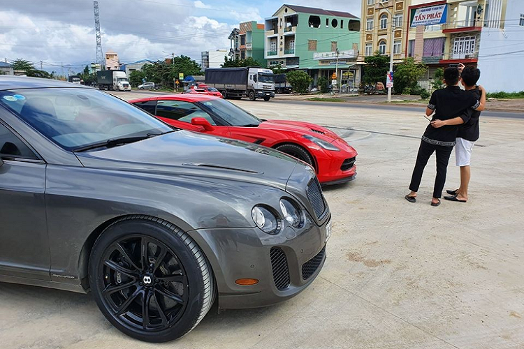 Trong hành trình lần này, Cường Đô la đã chọn chiếc xe thể thao Porsche 911 Carrera S 2020 làm bạn đồng hành. Một số người bạn khác của Cường Đô la lái các siêu xe như McLaren 720S, Ferrari 488 Spider hay siêu SUV Lamborghini Urus của Nha Trang.