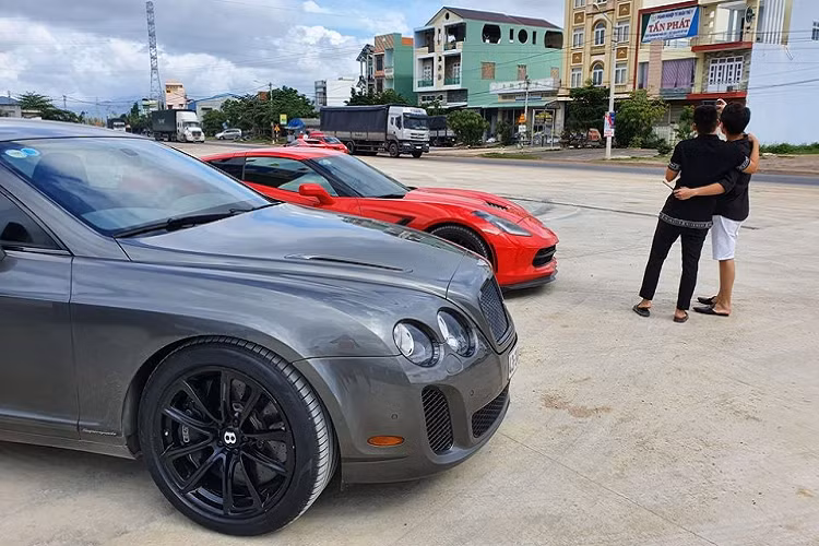 Trong hành trình lần này, Cường Đô la đã chọn chiếc xe thể thao Porsche 911 Carrera S 2020 làm bạn đồng hành. Một số người bạn khác của Cường Đô la lái các siêu xe như McLaren 720S, Ferrari 488 Spider hay siêu SUV Lamborghini Urus của Nha Trang.