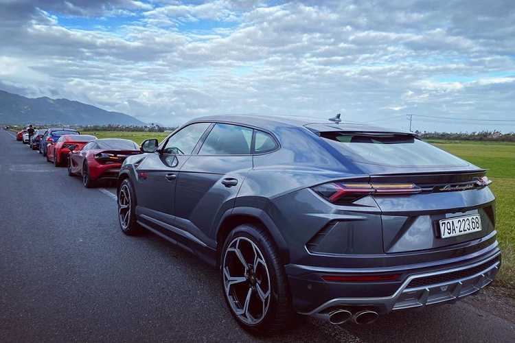 Từ Nha Trang, đoàn xe này di chuyển quãng đường hơn 210 km để đến Quy Nhơn kết thúc ngày đầu tiên của hành trình với tổng cộng 7 xe tham dự. Đến sáng nay, ngày 17/12/2019, đoàn xe này có thêm sự góp mặt của chiếc Bentley Continental Supersports màu xám mờ.