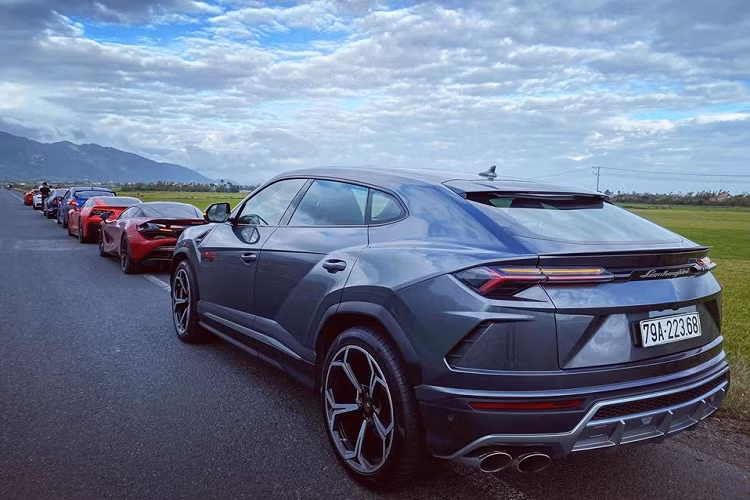 Từ Nha Trang, đoàn xe này di chuyển quãng đường hơn 210 km để đến Quy Nhơn kết thúc ngày đầu tiên của hành trình với tổng cộng 7 xe tham dự. Đến sáng nay, ngày 17/12/2019, đoàn xe này có thêm sự góp mặt của chiếc Bentley Continental Supersports màu xám mờ.