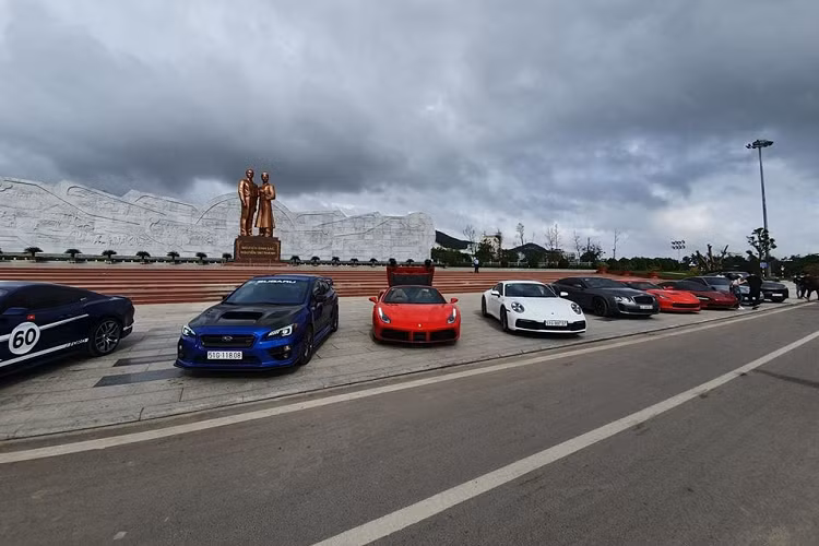 Địa điểm mà đoàn siêu xe và xe thể thao của giới nhà giàu Việt di chuyển trong sáng hôm này là Quy Nhơn đến Đà Nẵng. Được biết, lý do cho dàn siêu xe của nhà giàu Việt "phượt" từ Sài Gòn ra Đà Nẵng là nhằm để tham dự buổi khai trương nhà hàng tiếp theo của Cường Đô la và Đàm Thu Trang.