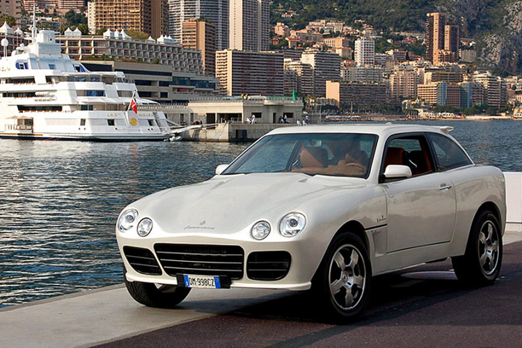 Hãng xe Fornasari Automobilia được thành lập năm 1999 bởi con trai của một tay đua của Alfa và Maserati trong những năm năm mươi có tên Gigi Fornasari. Thật khó để mô tả một chiếc xe Fornasari mà không sử dụng các từ “mish-mash” và “chịu ảnh hưởng nặng nề”. Mặc dù có một cuộc tranh cãi về việc Fornasari đi trước đường cong bằng cách sản xuất những chiếc xe GT có khoảng sáng gầm cao và nhiều sức mạnh. Sức mạnh đó thường đến từ động cơ Chevrolet V8.