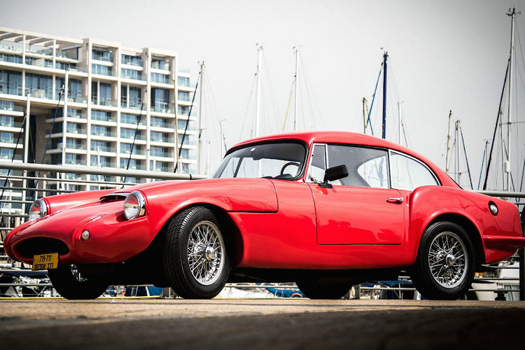 Chủ sở hữu của hãng, Yitzhak Shubinsky, đã tạo ra Sabra bằng cách mua quyền đối với thân bằng sợi thủy tinh do công ty đến từ Anh – Ashley sản xuất trên khung gầm của kỹ sư người Anh Leslie Bellamy. Sau đó, ông đã thỏa thuận với công ty xe hơi Reliant để biến thân và khung xe thành một chiếc xe thể thao chạy bằng động cơ Ford 1.7 lít.