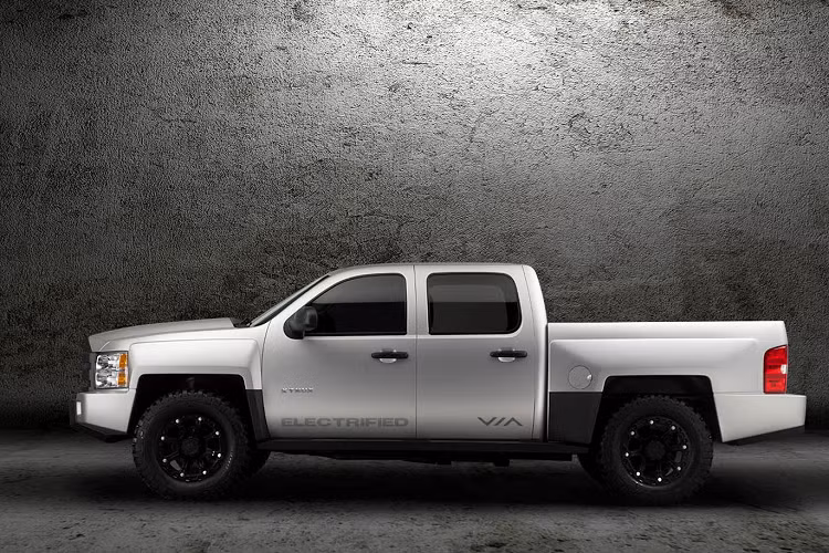 Công ty xe hơi Bristol đã được cải tổ vào năm 2011 ngay sau khi công ty ban đầu, được thành lập lần đầu tiên vào năm 1945, được quản lý. Bristol đã cung cấp ít khách hàng giàu có bằng cách khôi phục và bán xe hơi từ một phòng trưng bày của nó trên đường Kensington High Street ở London. Vào năm 2015, Bristol Cars đã công bố một chiếc xe mới có tên Bullet. Nó xuất hiện tại Goodwood vào năm 2016, nhưng không có gì được nhìn thấy kể từ đó và đã có báo cáo về các thành viên nhóm bán hàng và tiếp thị rời khỏi công ty.