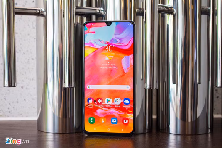  Điện thoại Galaxy A70 đang được giảm 1,3 triệu đồng, còn 7 triệu đồng. Chương trình áp dụng tại một số hệ thống. Bên cạnh màn hình lớn 6,7 inch, model này còn sở hữu viên pin dung lượng 4.500 mAh, hỗ trợ công nghệ sạc nhanh 25 W. Đây là một trong những sản phẩm hiếm hoi trong phân khúc được trang bị cảm biến vân tay trong màn hình. Nhược điểm của Galaxy A70 đến từ mặt lưng nhựa giả kính mang đến cảm giác cầm nắm không thật sự cao cấp. 