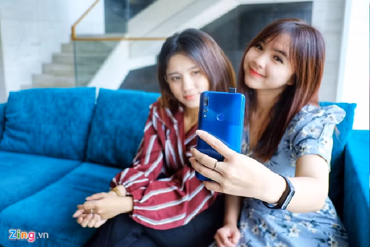 Huawei Y9 Prime 2019 đang được giảm 1 triệu đồng, còn 5,5 triệu đồng. Chương trình áp dụng tại một số hệ thống lớn. Model này được trang bị viên pin có dung lượng 4.000 mAh. Đây là smartphone đầu tiên của Huawei được trang bị camera selfie trượt, giúp tối ưu không gian hiển thị mặt trước. Điểm hạn chế của máy đến từ camera selfie cho tốc độ trượt chậm hơn các đối thủ.