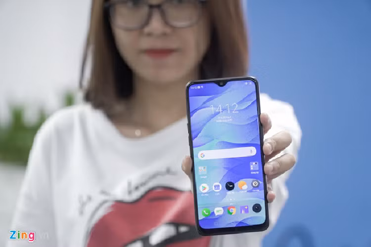 Realme 3 Pro đang được bán với giá 6,5 triệu đồng. Model này sở hữu viên pin có dung lượng 4.045 mAh, tích hợp công nghệ sạc nhanh VOOC 3.0, công suất 20 W. Bên cạnh đó, máy được trang bị camera selfie có độ phân giải 25 MP, tích hợp AI cùng nhiều chế độ làm đẹp. Người dùng có thể tùy chọn các cấp độ làm mịn da, thu gọn khuôn mặt, làm to mắt... tùy theo sở thích. Điểm trừ của sản phẩm nằm ở mặt lưng nhựa giả kính dễ trầy xước và bám lại nhiều dấu vân tay