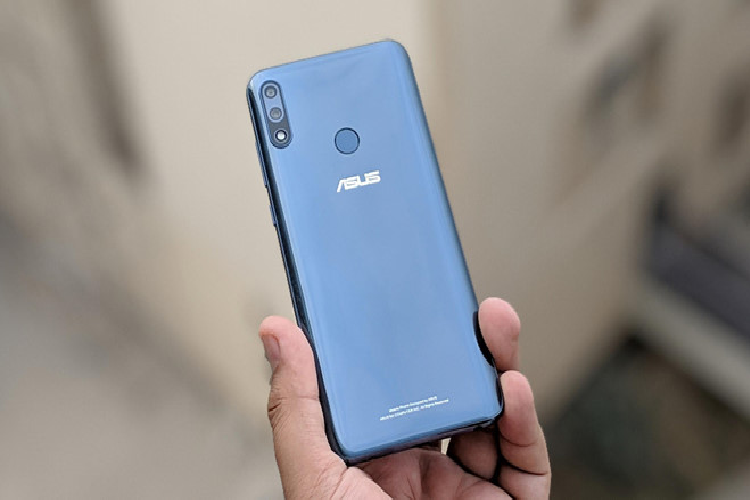 Asus Zenfone Max Pro M2 có giá 6 triệu đồng. Đây được xem là model có dung lượng pin đáng chú ý nhất trong phân khúc tầm trung 5.000 mAh. Máy có thiết kế màn hình khuyết đỉnh cùng phần lưng hoàn thiện từ nhựa. Cấu hình của thiết bị bao gồm chip Snapdragon 660, RAM 4 GB, hỗ trợ tốt nhu cầu giải trí, chơi game có đồ họa không quá nặng. 