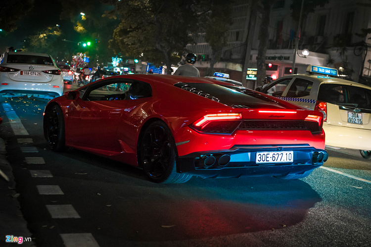 Lamborghini Huracan LP580-2 sử dụng cùng khối động cơ V10, dung tích 5.2L kết hợp hộp số ly hợp kép 7 cấp. Tuy nhiên, công suất giảm từ 610 mã lực xuống còn 580 mã lực. Siêu xe có khả năng tăng tốc 0-100 km/h trong 3,4 giây, tốc độ tối đa đạt được là 320 km/h. Siêu xe này có giá chính hãng khoảng 19 tỷ đồng. 