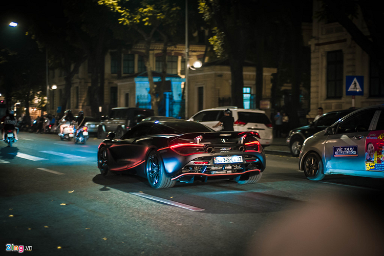 McLaren 720S sở hữu khối động cơ tăng áp kép V8 4.0L cho công suất 720 mã lực và mô-men xoắn 770 Nm. Kết hợp với hộp số ly hợp kép 7 cấp, McLaren 720S có thể tăng tốc 0-100 km/h chỉ trong 2,7 giây. 