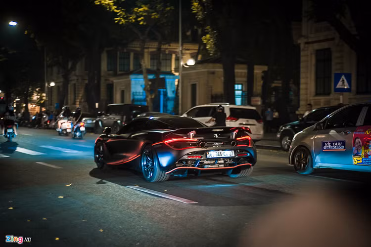 McLaren 720S sở hữu khối động cơ tăng áp kép V8 4.0L cho công suất 720 mã lực và mô-men xoắn 770 Nm. Kết hợp với hộp số ly hợp kép 7 cấp, McLaren 720S có thể tăng tốc 0-100 km/h chỉ trong 2,7 giây. 