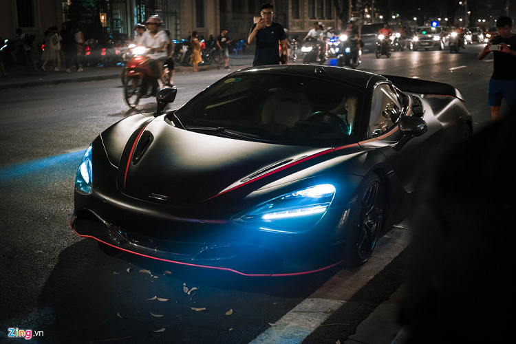 Chiếc siêu xe McLaren 720S đầu tiên cập bến Việt Nam đã được thay màu áo mới đen mờ chỉ đỏ khá bắt mắt bằng phương pháp decal. Siêu xe này lần đầu tiên cập bến Việt Nam vào cuối năm 2017 nhưng đến tháng 1/2018 mới xuất hiện trên đường TP.HCM. Khi ấy, siêu xe này mang màu Glacier White. 