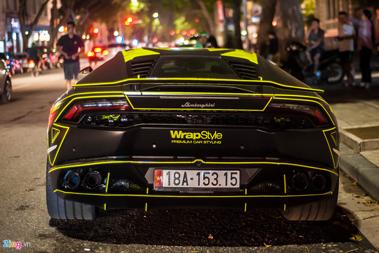 Lamborghini Huracan LP610-4 trang bị động cơ V10 5.2L, nâng cấp từ cỗ máy dùng cho Gallardo trước đây, cho công suất tối đa 610 mã lực tại 8.250 vòng/phút và mô-men xoắn cực đại 560 Nm từ 6.500 vòng/phút. Lamborghini Huracan LP610-4 được phân phối chính hãng tại Việt Nam với giá khoảng 21 tỷ đồng.