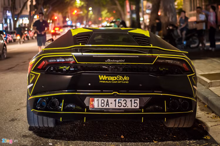 Lamborghini Huracan LP610-4 trang bị động cơ V10 5.2L, nâng cấp từ cỗ máy dùng cho Gallardo trước đây, cho công suất tối đa 610 mã lực tại 8.250 vòng/phút và mô-men xoắn cực đại 560 Nm từ 6.500 vòng/phút. Lamborghini Huracan LP610-4 được phân phối chính hãng tại Việt Nam với giá khoảng 21 tỷ đồng.