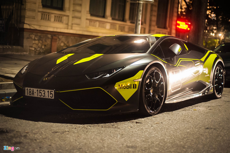 Vào thời điểm tham gia hành trình, siêu xe này chỉ vừa kịp hoàn tất các thủ tục và xuất hiện với màu ngoại thất xanh cốm, mâm xe màu bạc nguyên bản.