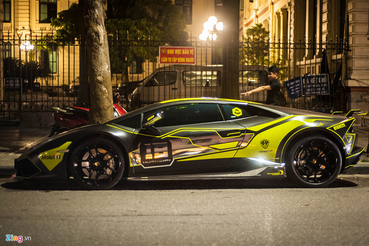 Siêu xe Lamborghini Huracan LP610-4 của đại gia Nam Định từng tham dự Car Passion đã được khoác áo mới. Ngoại hình nổi bật với lớp decal đen nhám - xanh neon theo phong cách xe đua thể thao. 