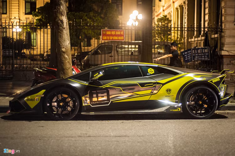 Siêu xe Lamborghini Huracan LP610-4 của đại gia Nam Định từng tham dự Car Passion đã được khoác áo mới. Ngoại hình nổi bật với lớp decal đen nhám - xanh neon theo phong cách xe đua thể thao. 