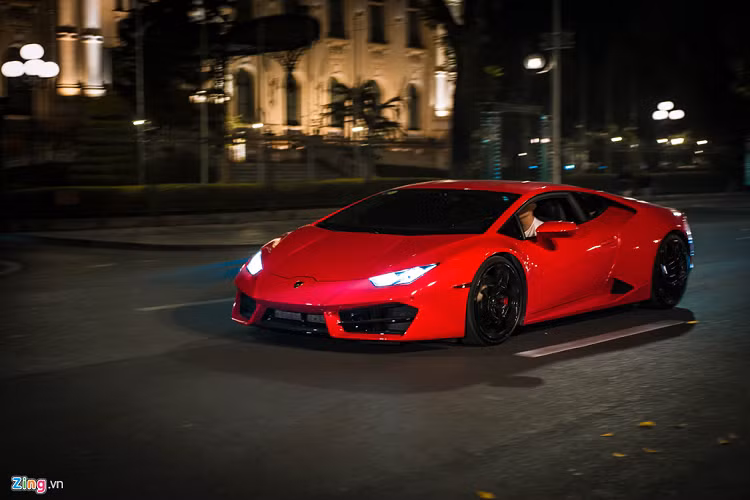 Buổi offline còn có sự xuất hiện của chiếc Lamborghini Huracan một cầu chính hãng đầu tiên tại Việt Nam. Mẫu xe này từng lỡ hẹn hành trình Car Passion 2019 và được đưa từ TP.HCM về Hà Nội và thay màu áo mới. 