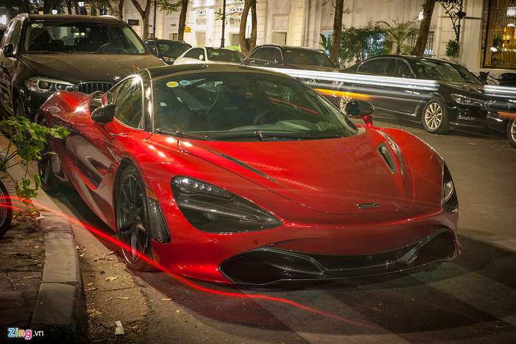 Tối 28/9, dàn siêu xe trăm tỷ quy tụ và dạo phố tại Hà Nội. Đây là buổi họp mặt của những mẫu xe thành viên từng tham dự hành trình Car Passion 2019. 