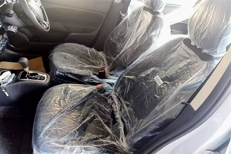 Bên trong, nội thất của Mirage và Attrage facelift được điều chỉnh để tương thích với ngoại hình ở ngoài. Xe sở hữu nhiều chất liệu mềm trong nội thất và các chi tiết trang trí carbon. Bản facelift được trang bị cửa sổ chỉnh điện. Ở Mirage, xe được lắp cặp ghế mới với bọc ghế kết hợp giữa vải và da tổng hợp. Ở chiếc Attrage thì xe có thiết kế trung tính hơn với da đơn sắc.