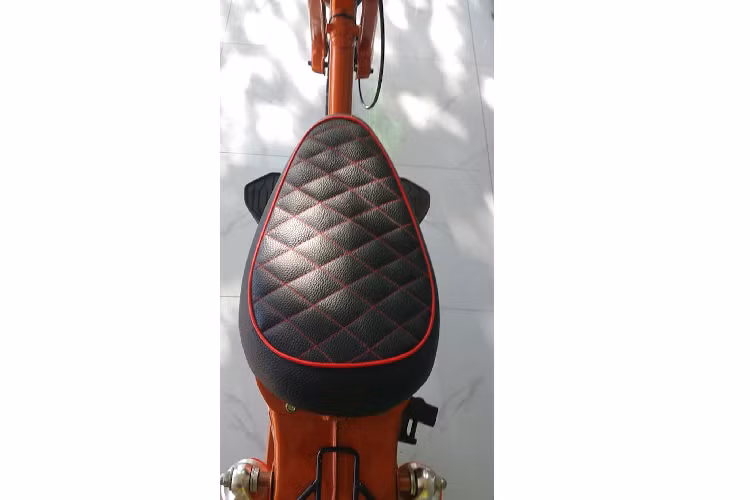 Do mô-men xoắn lớn của động cơ điện, chủ xe đã thay bộ gắp thép nguyên bản của Super Cub bằng gắp nhôm to bản, rắn chắc hơn. Bên cạnh đó, hệ thống phanh phía sau xe cũng đã được độ lên phanh đĩa giống như các loại xe đạp thể thao. Trong khi đó hệ thống phanh đùm trước cùng cấu hình vành lốp 17 inch được thừa hưởng từ chiếc Cub nguyên bản.